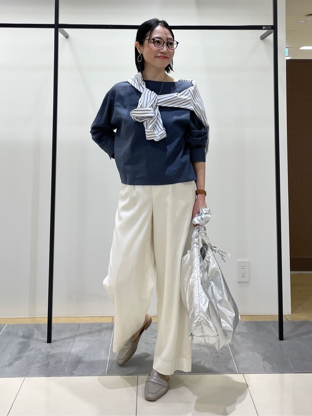shihoさんの「INDIVI｜【洗える／UVケア／SETUP可能】デニムライク ランタン袖ブラウス」を使ったコーディネート