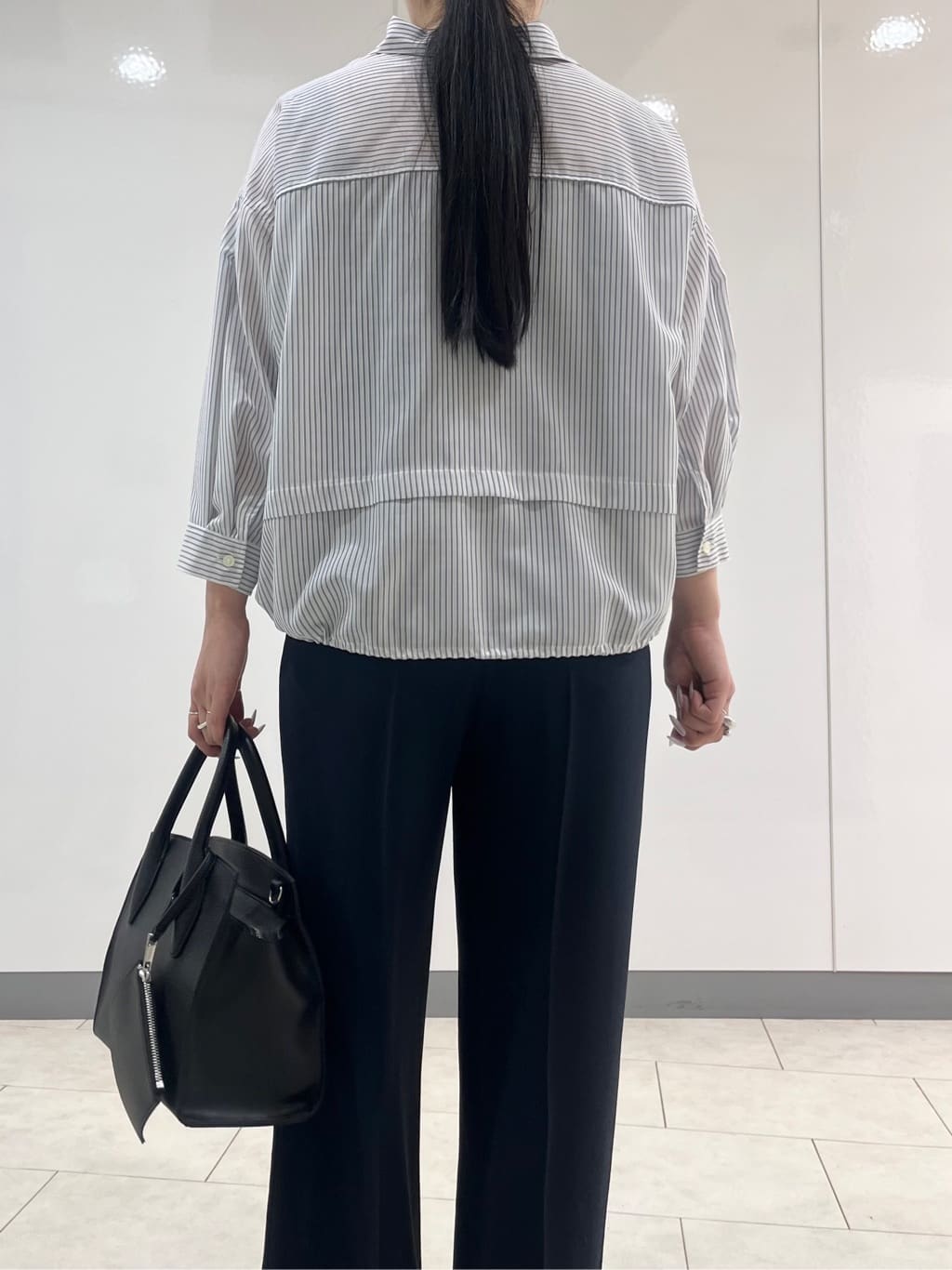 hasuさんの「INDIVI｜【接触冷感／洗える／2WAY】ドロスト付 シアーシャンブレーシャツ」を使ったコーディネート