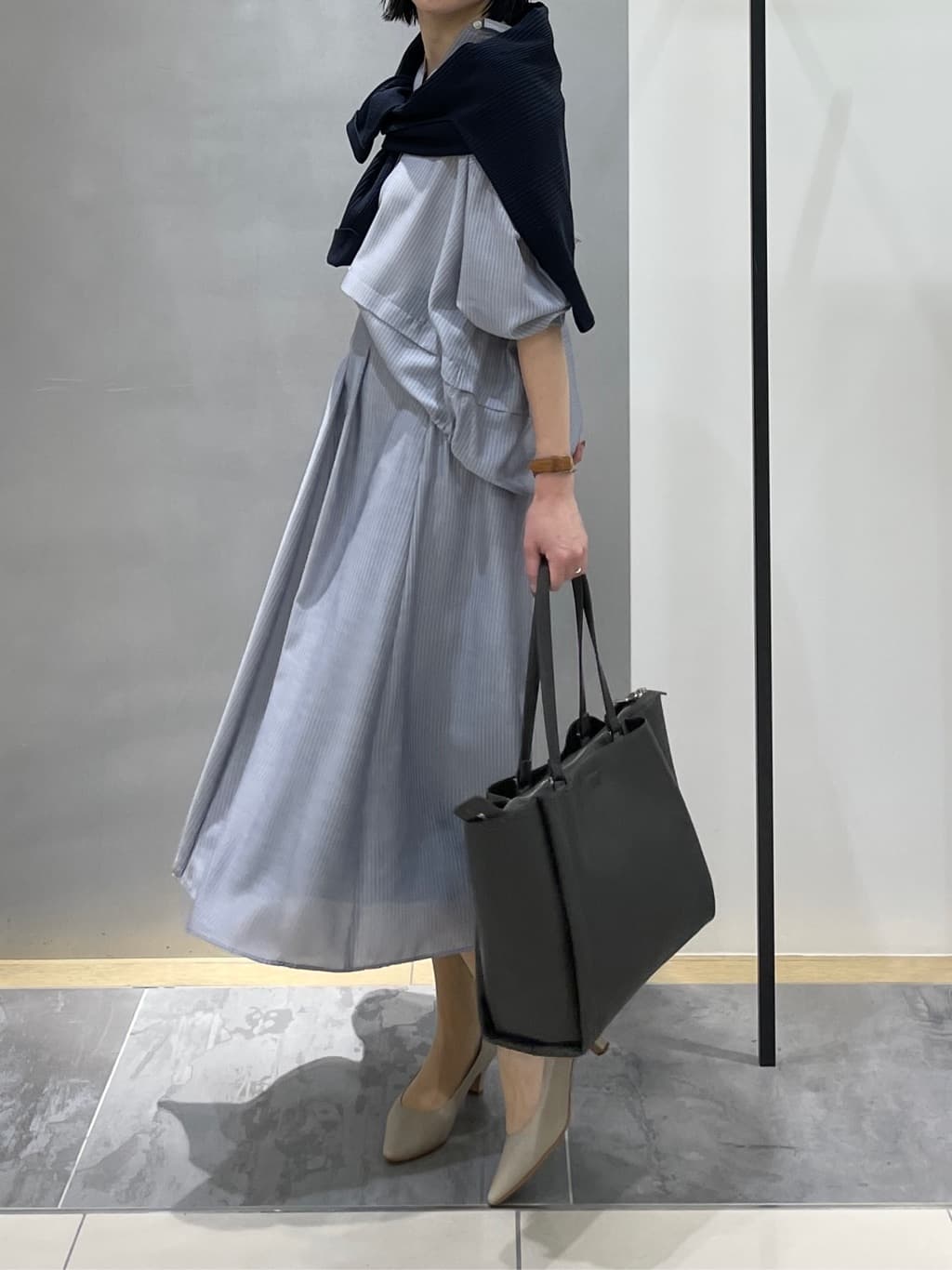 shihoさんの「INDIVI｜【接触冷感／洗える／2WAY】ドロスト付 シアーシャンブレーシャツ」を使ったコーディネート