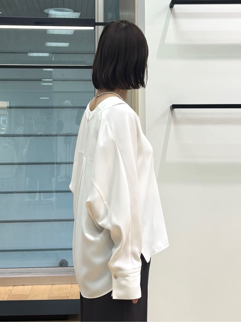 asamiさんの「INDIVI｜【洗える／UVケア／マットサテン】Vネックドルマンスリーブブラウス」を使ったコーディネート