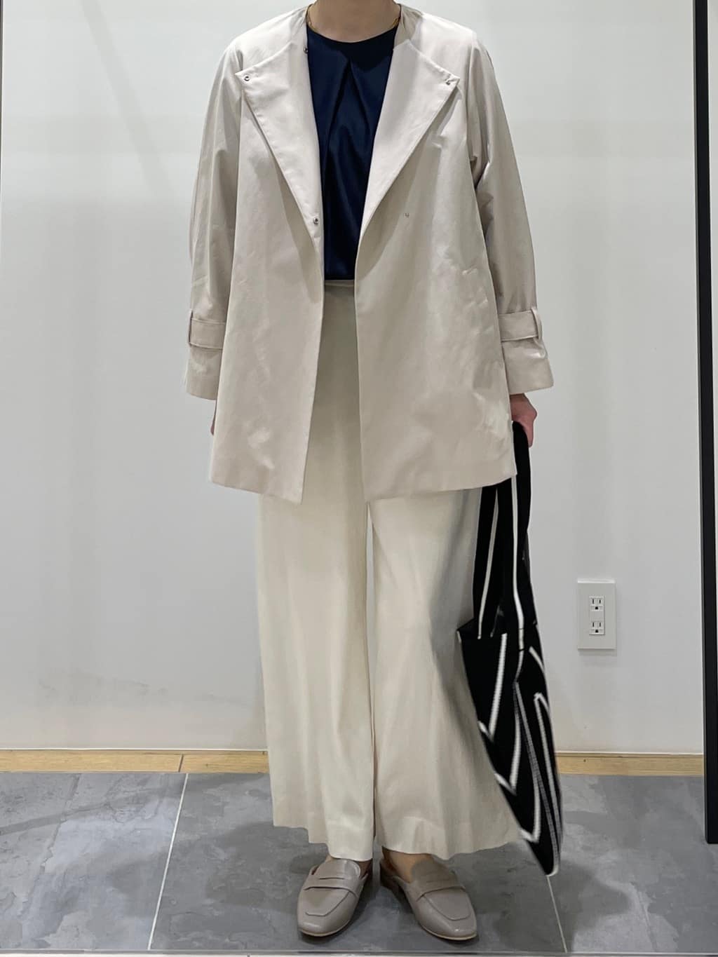 shihoさんの「INDIVI｜【撥水/軽量】ミドル丈 ミニマルトレンチコート」を使ったコーディネート