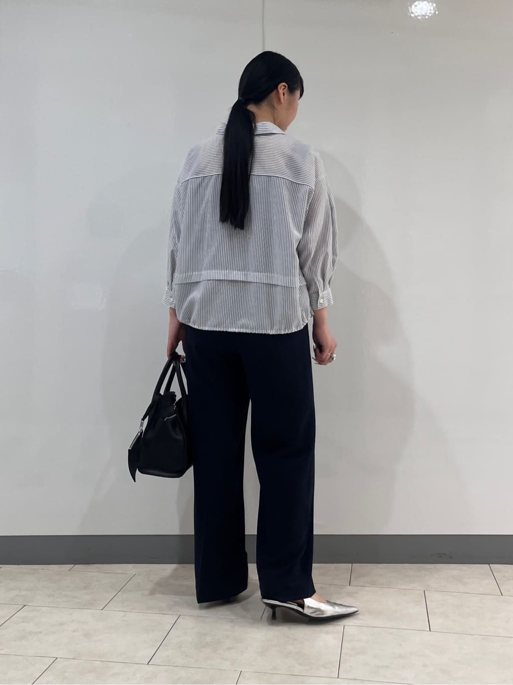 hasuさんの「INDIVI｜【接触冷感／洗える／2WAY】ドロスト付 シアーシャンブレーシャツ」を使ったコーディネート