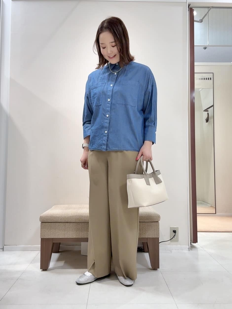 YUIさんの「UNTITLED｜【コットン100%/洗える】エアリーデニムシャツ」を使ったコーディネート