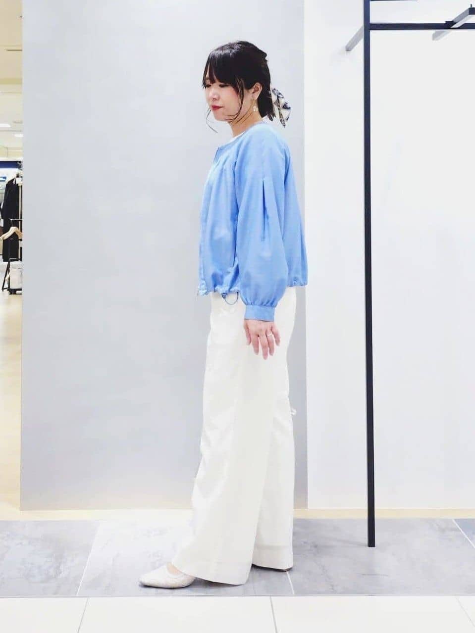 TOMOMIさんの「INDIVI｜【UVケア／選べるグラフィック】スムースジャージTシャツ」を使ったコーディネート