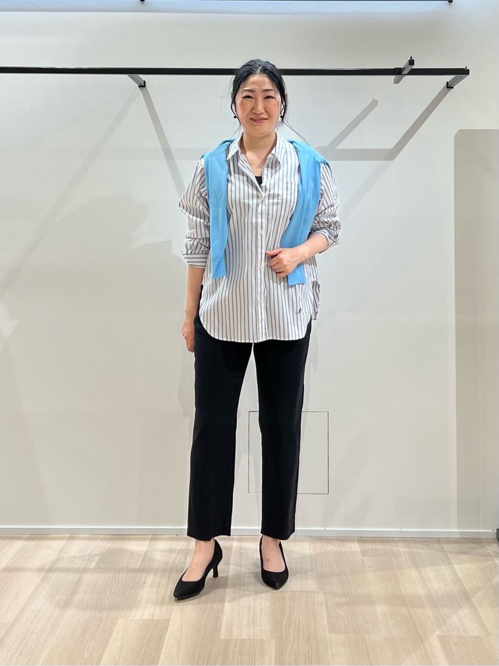 TOMOMIさんの「UNTITLED｜【2WAY／洗える】ラメストライプ コットン混シャツ」を使ったコーディネート
