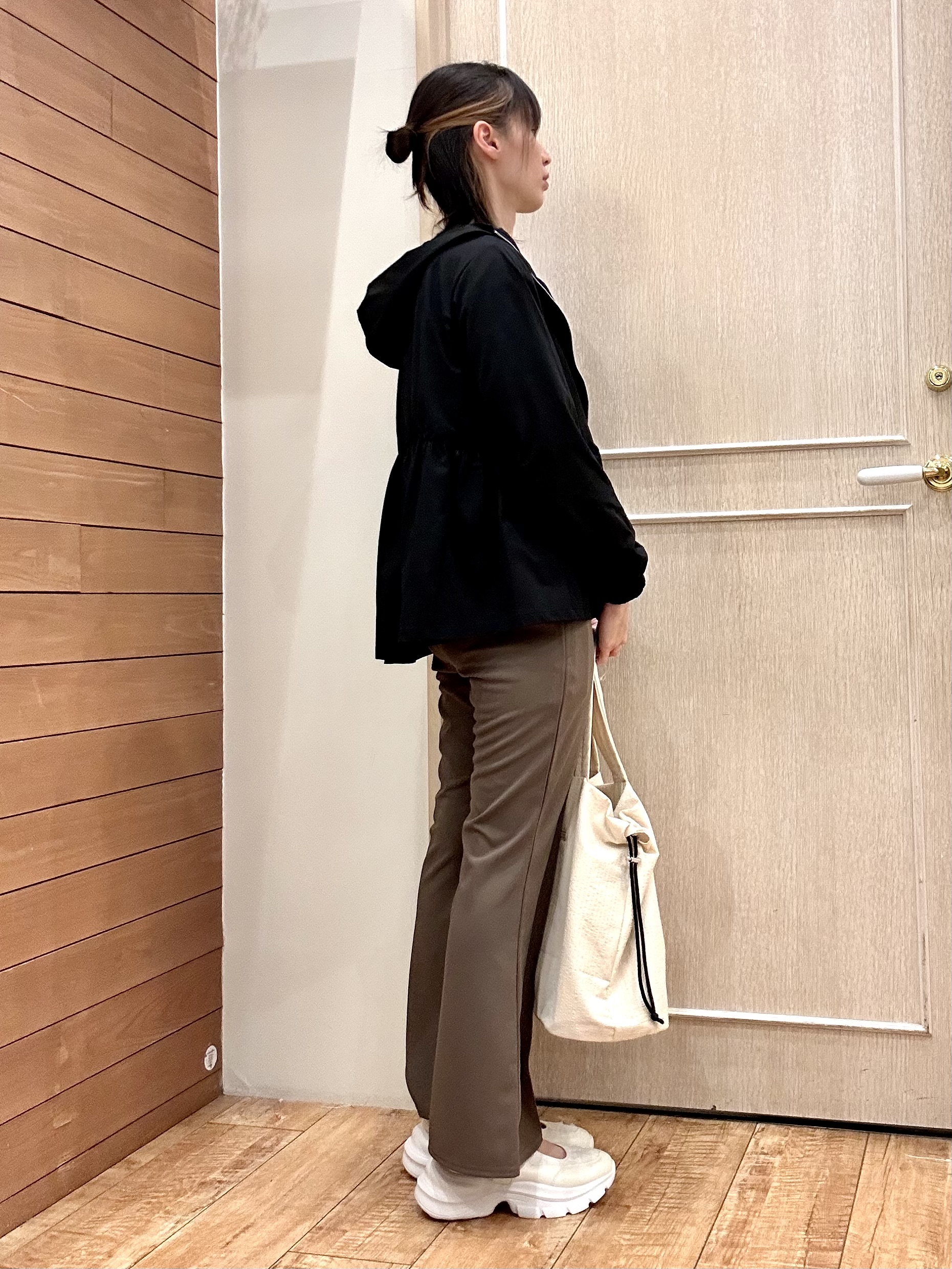 りかさんの「SHOO･LA･RUE｜【ひんやり/S-LL/体型カバー】ペプラムフリルとゴールドパーツが女性らしい UVパーカ」を使ったコーディネート