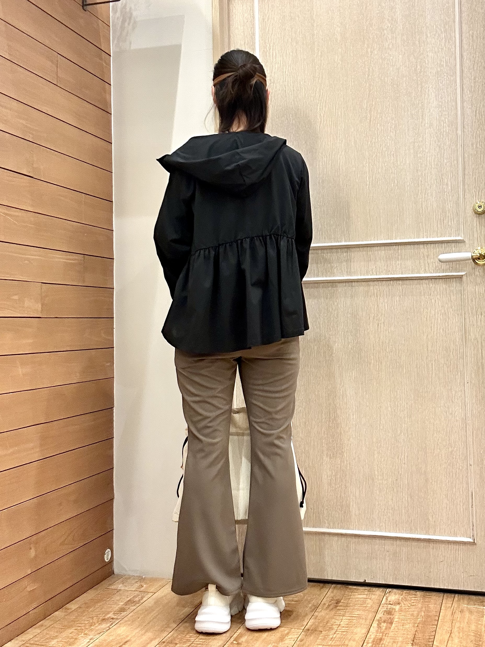 りかさんの「SHOO･LA･RUE｜【ひんやり/S-LL/体型カバー】ペプラムフリルとゴールドパーツが女性らしい UVパーカ」を使ったコーディネート