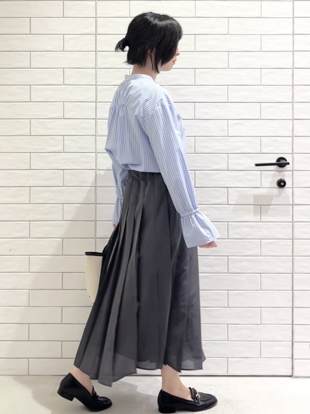 しおりさんの「OPAQUE.CLIP｜キャンディスリーブシャツ【洗濯機OK】」を使ったコーディネート