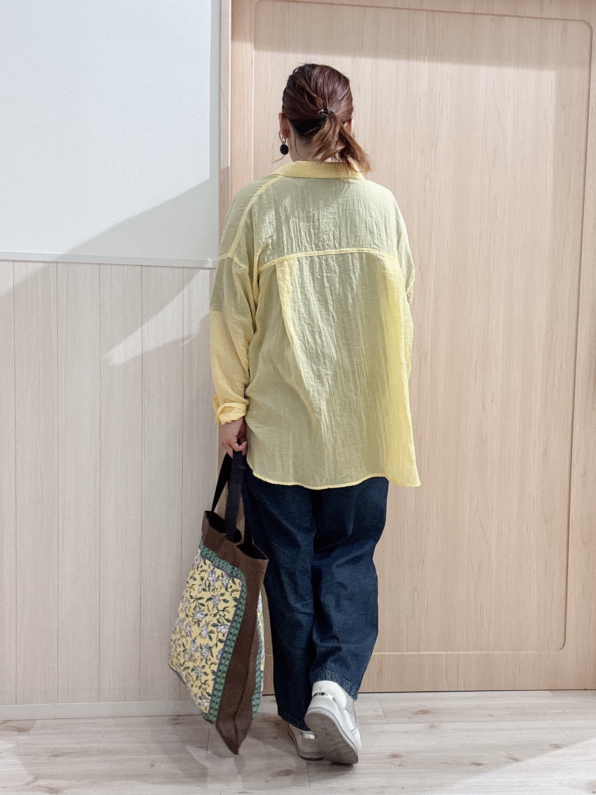 モカさんの「SHOO･LA･RUE｜【体型カバー】ふんわり質感 やわらかこなれシアーシャツ」を使ったコーディネート