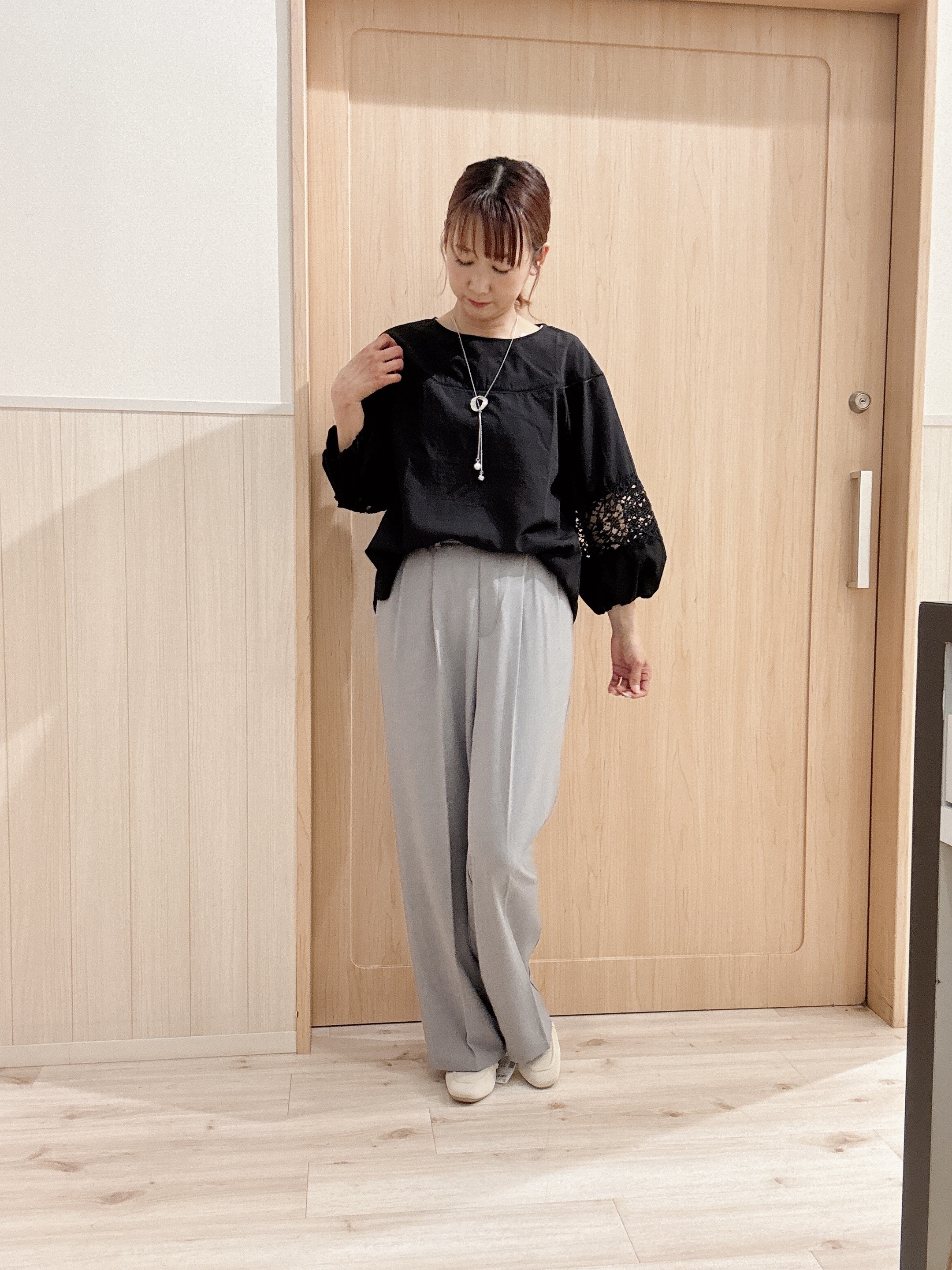 モカさんの「SHOO･LA･RUE｜【洗濯機可/7分袖】インせず着られる 透かし編み柄が上品な レース切替シャツ」を使ったコーディネート