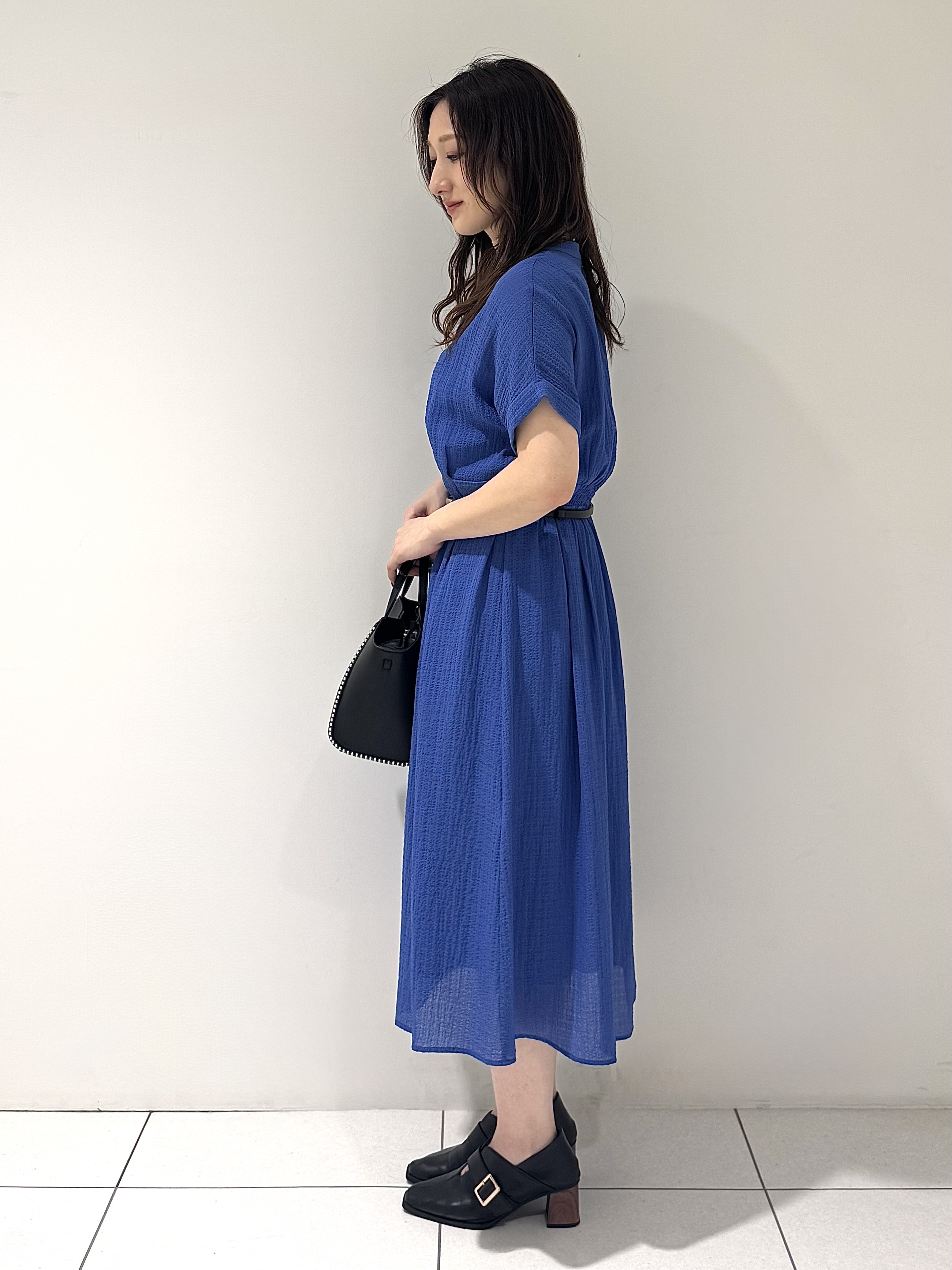 そんさんの「INDIVI｜【洗える】無地＆チェーン柄 シャーリングサッカーワンピース」を使ったコーディネート