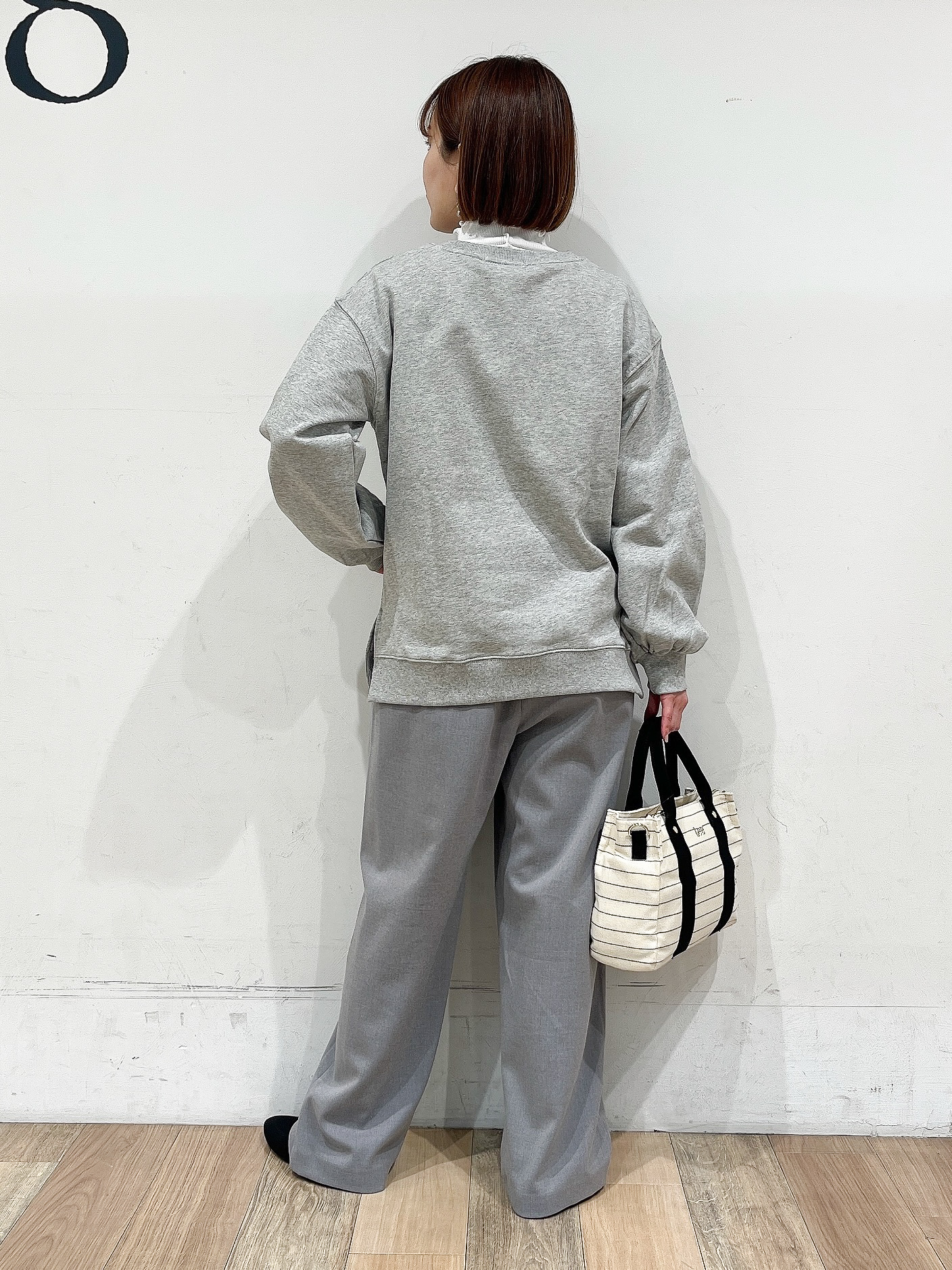 山さんさんの「grove｜刺繍ロゴ裏毛スウェットプルオーバー」を使ったコーディネート