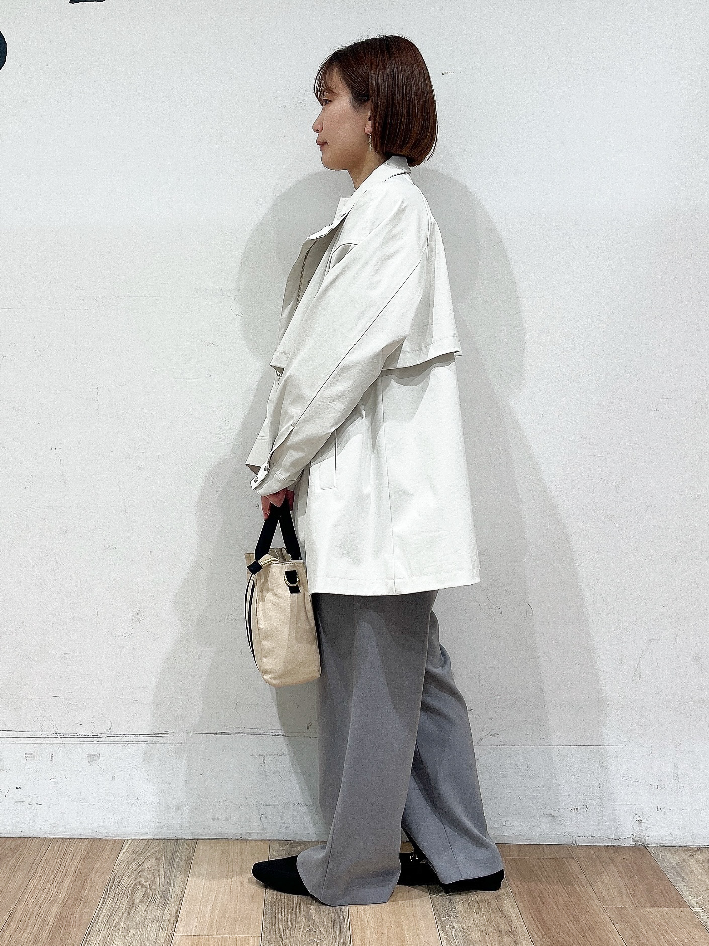 山さんさんの「grove｜【撥水／シルエット2WAY】羽織るだけでサマになる、スタンドネックテントラインコート」を使ったコーディネート