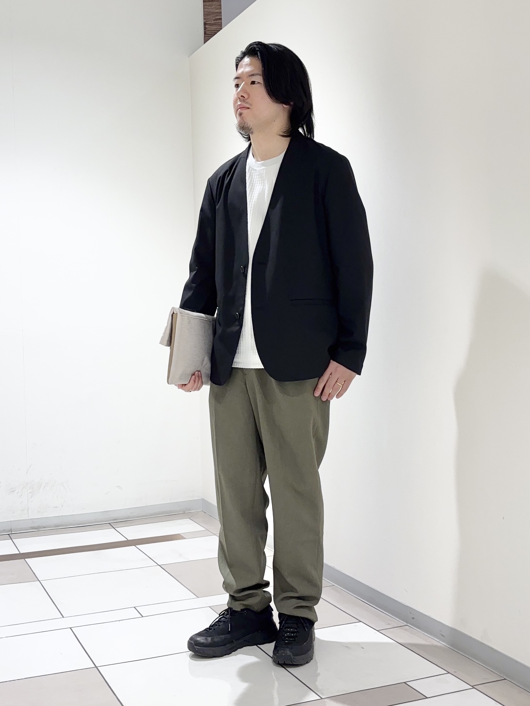 及川さんの「TAKEO KIKUCHI｜【ON／OFF兼用】CARREMANファブリック ノーカラージャケット」を使ったコーディネート