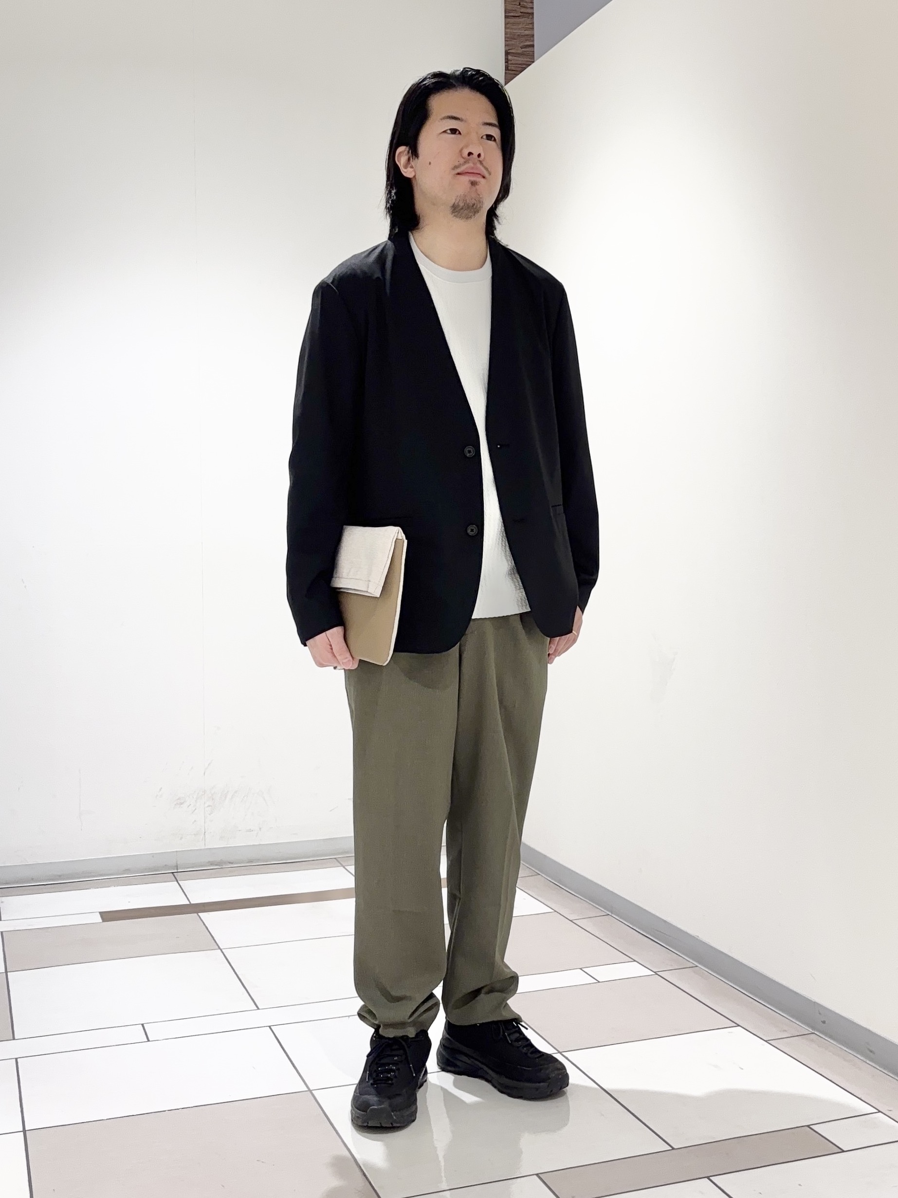 及川さんの「TAKEO KIKUCHI｜【ON／OFF兼用】CARREMANファブリック ノーカラージャケット」を使ったコーディネート