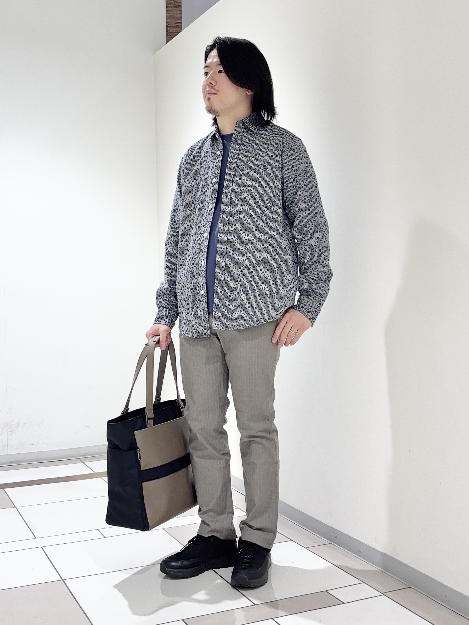 及川さんの「TAKEO KIKUCHI｜播州 ドビーストライプ フラワーシャツ」を使ったコーディネート