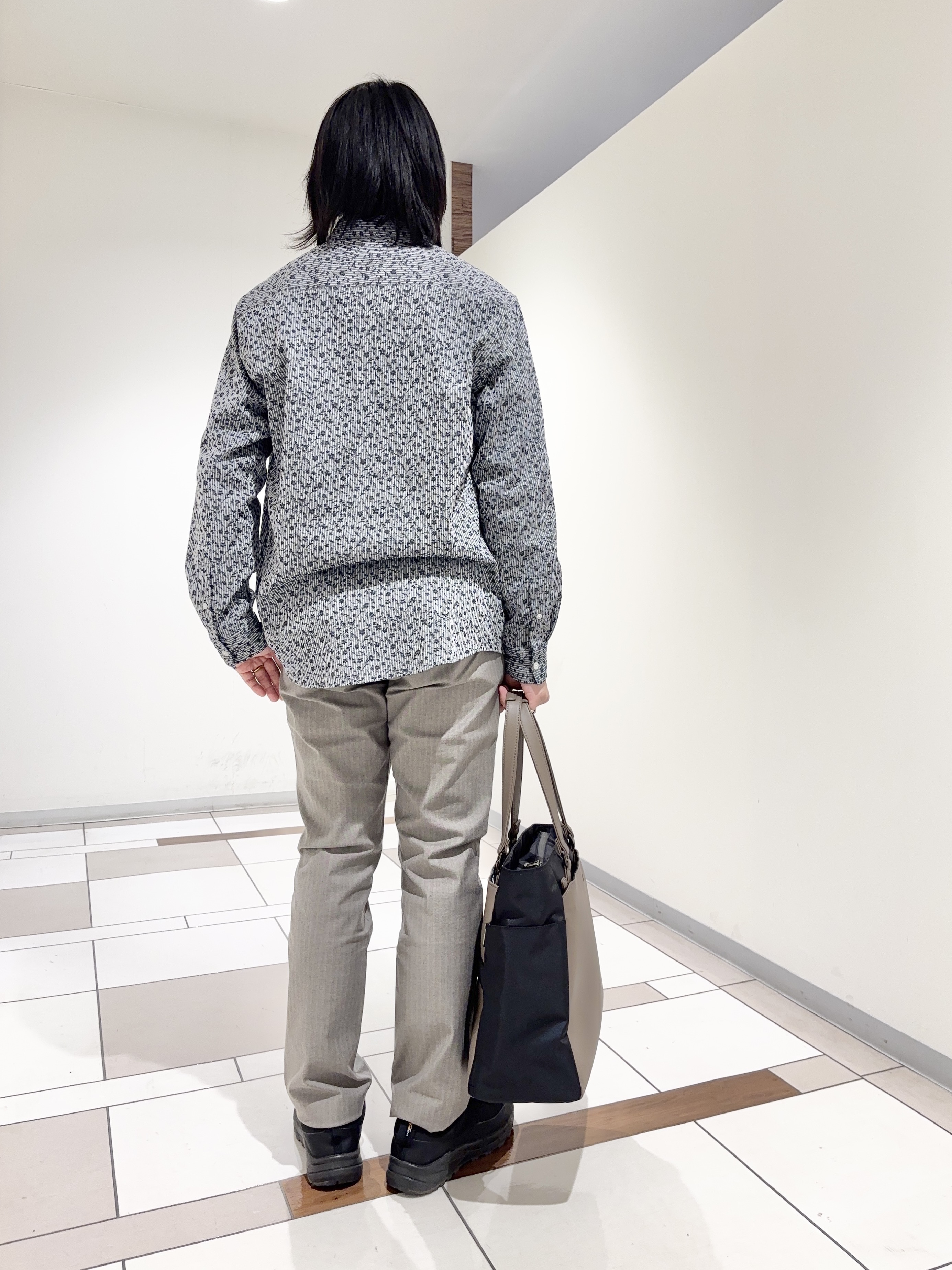 及川さんの「TAKEO KIKUCHI｜播州 ドビーストライプ フラワーシャツ」を使ったコーディネート