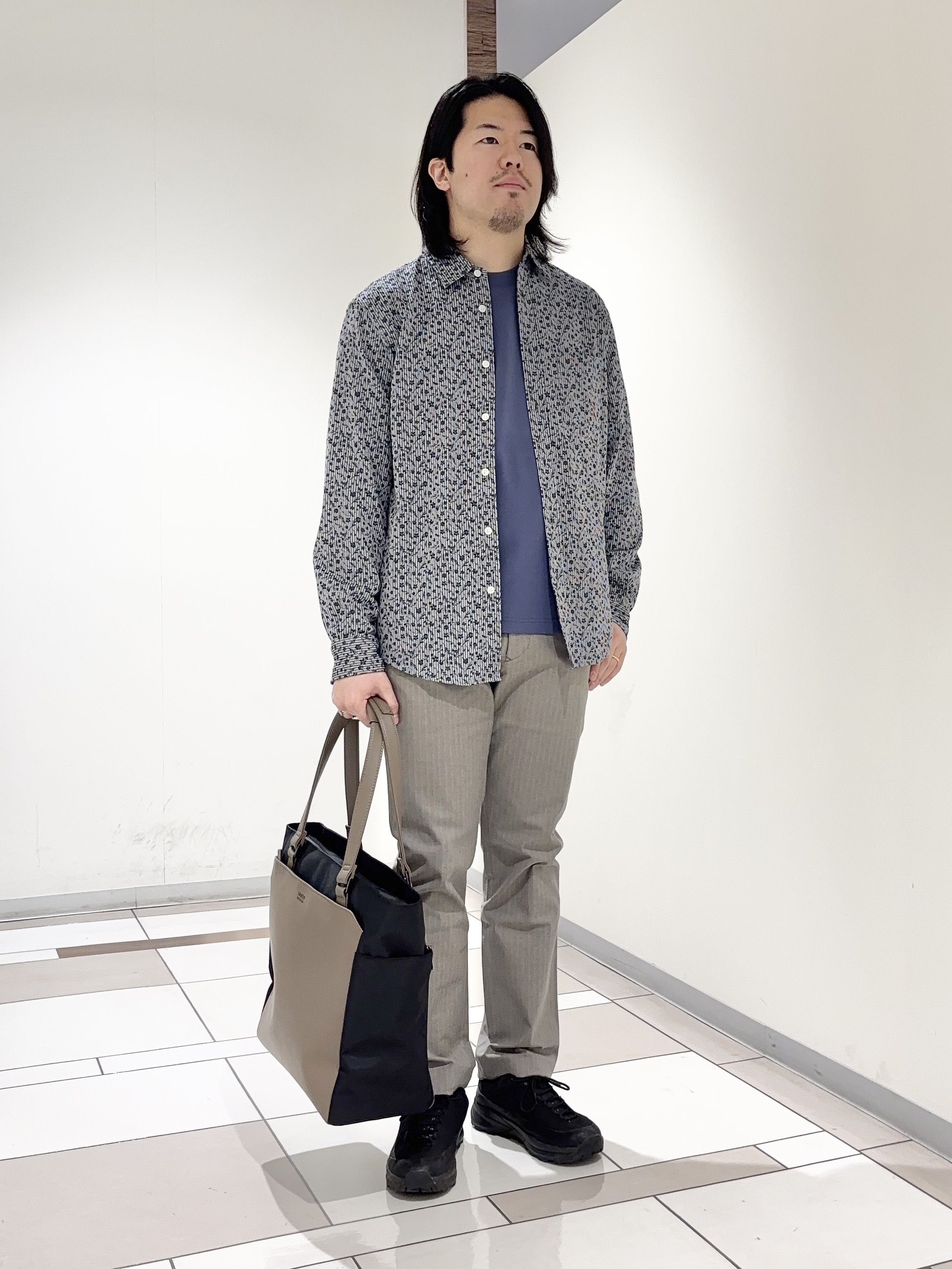 及川さんの「TAKEO KIKUCHI｜播州 ドビーストライプ フラワーシャツ」を使ったコーディネート