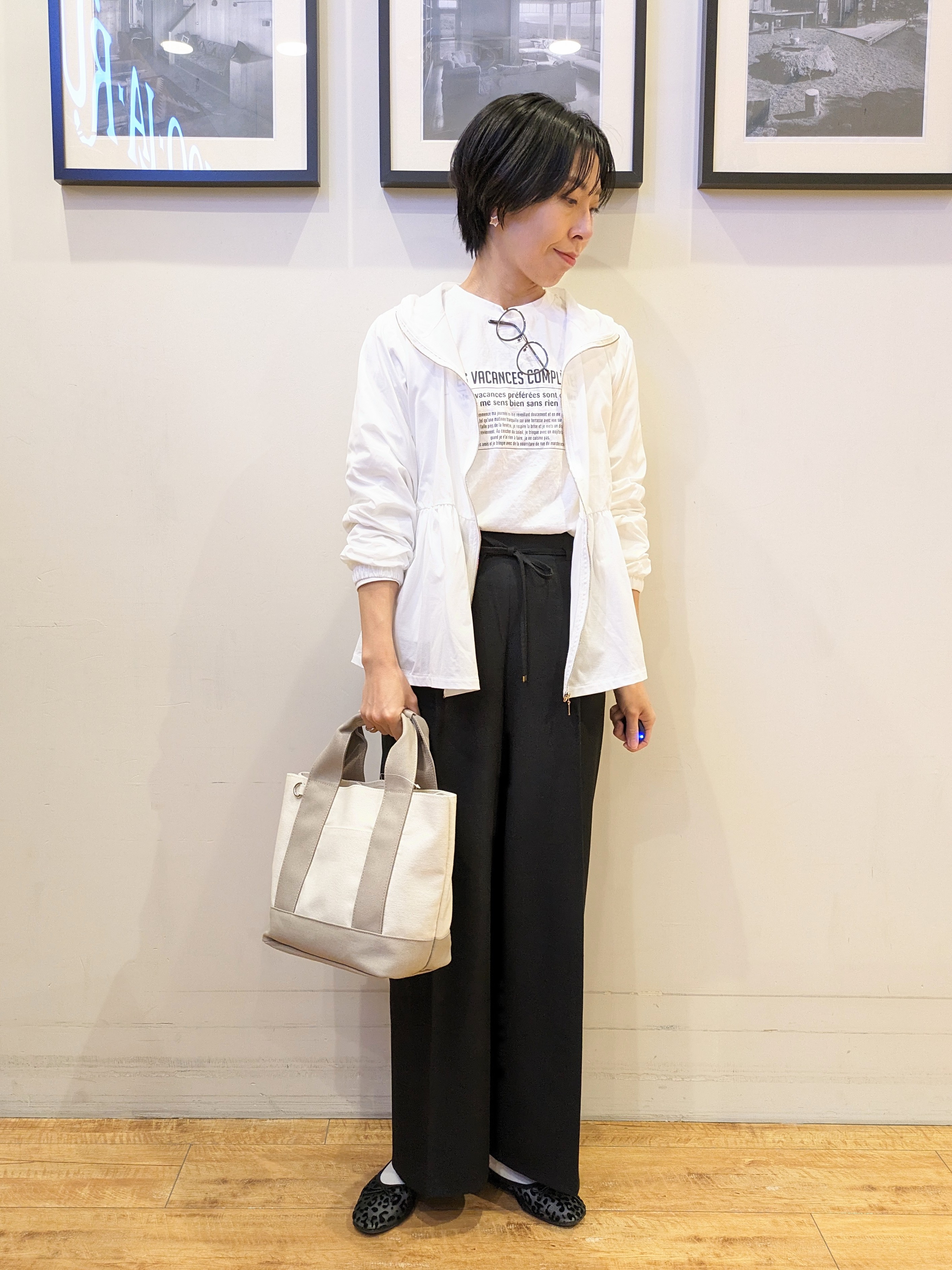 Akiさんの「SHOO･LA･RUE｜【ひんやり/S-LL/体型カバー】ペプラムフリルとゴールドパーツが女性らしい UVパーカ」を使ったコーディネート