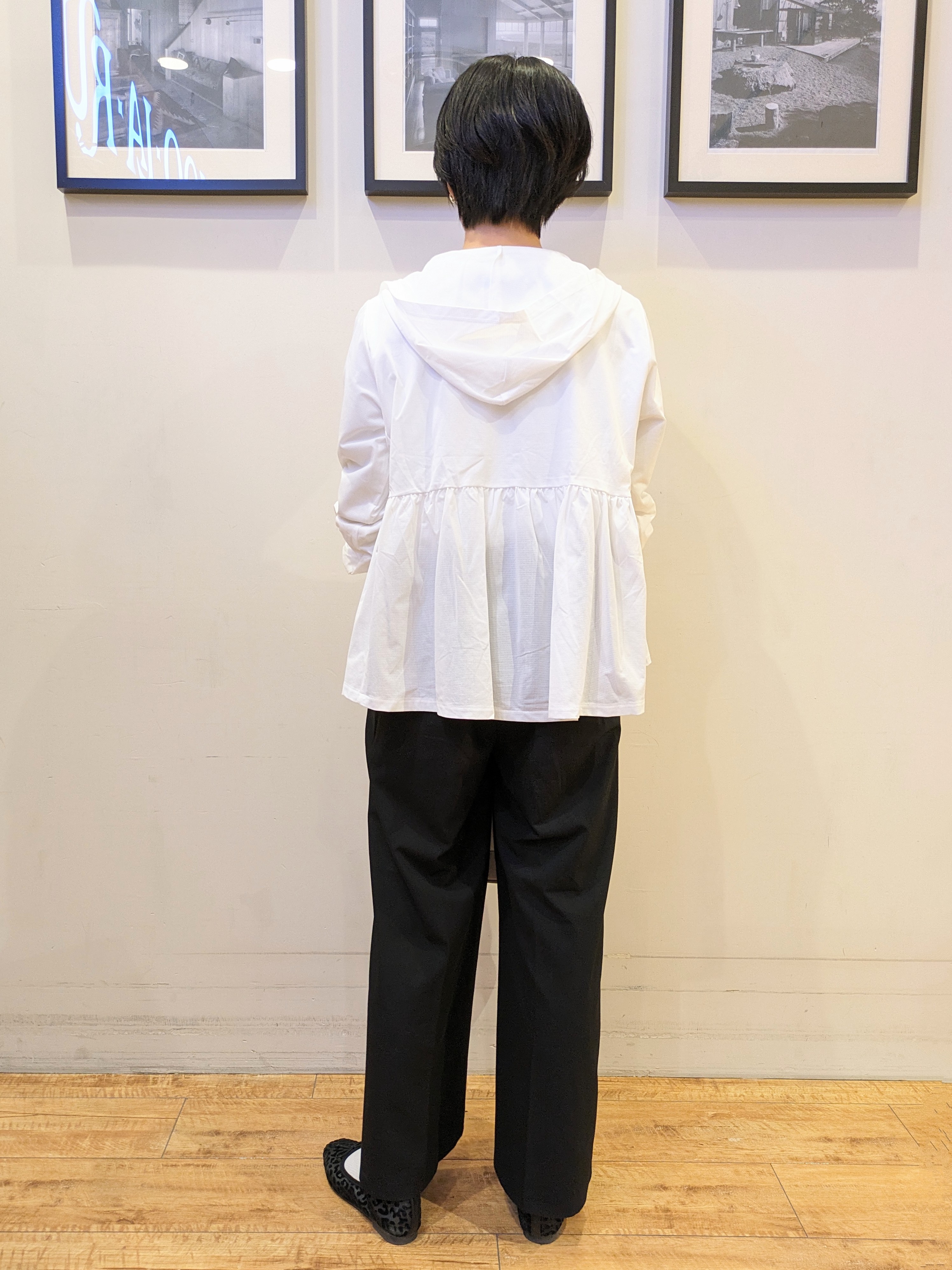 Akiさんの「SHOO･LA･RUE｜【ひんやり/S-LL/体型カバー】ペプラムフリルとゴールドパーツが女性らしい UVパーカ」を使ったコーディネート