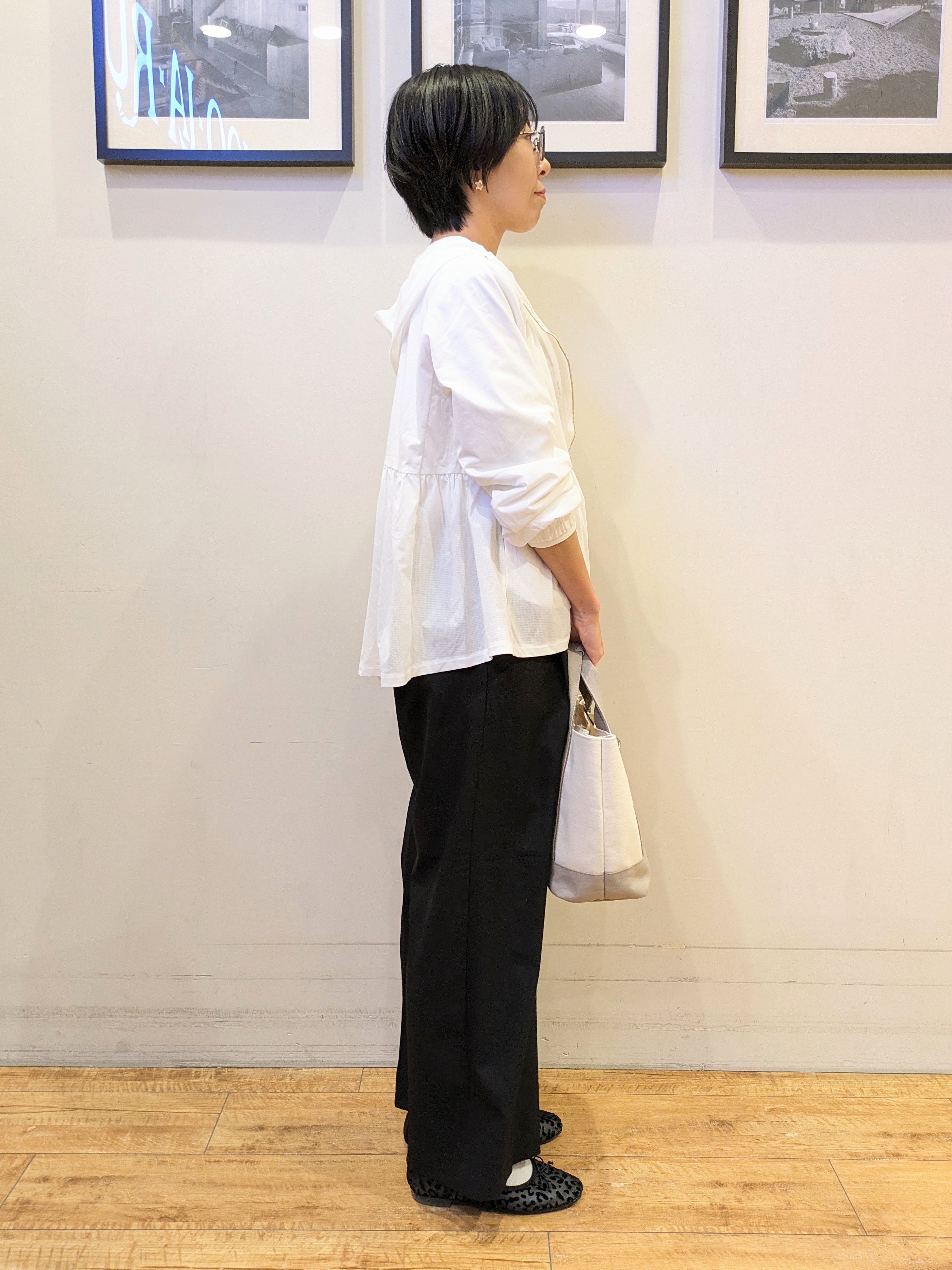 Akiさんの「SHOO･LA･RUE｜【ひんやり/S-LL/体型カバー】ペプラムフリルとゴールドパーツが女性らしい UVパーカ」を使ったコーディネート