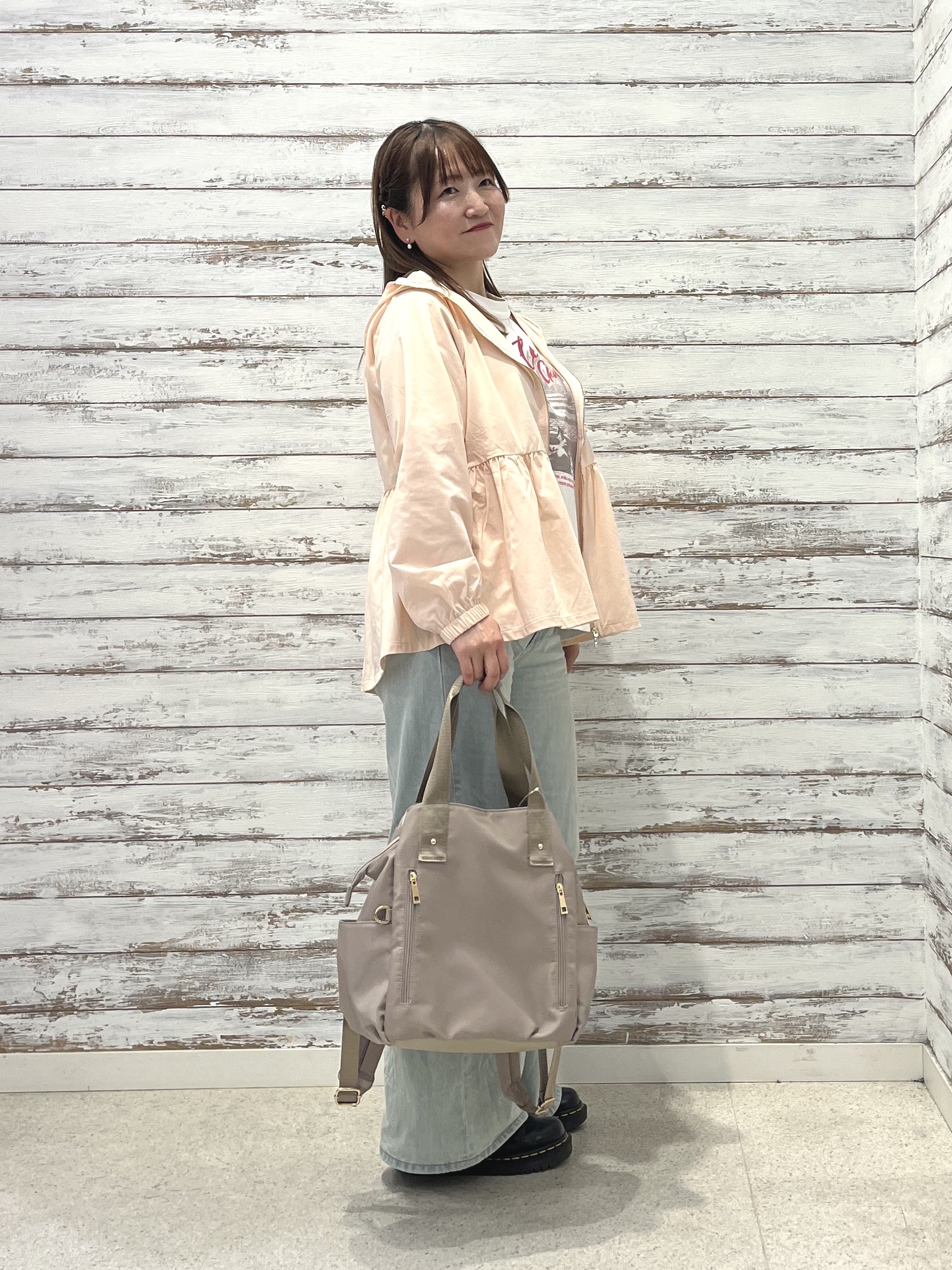 ゆっきーさんの「SHOO･LA･RUE｜【ひんやり/S-LL/体型カバー】ペプラムフリルとゴールドパーツが女性らしい UVパーカ」を使ったコーディネート