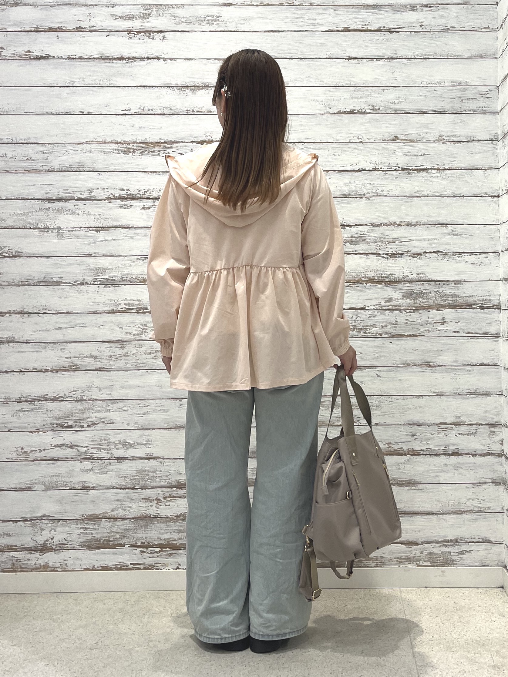 ゆっきーさんの「SHOO･LA･RUE｜【ひんやり/S-LL/体型カバー】ペプラムフリルとゴールドパーツが女性らしい UVパーカ」を使ったコーディネート