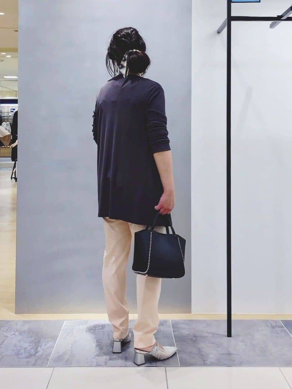 TOMOMIさんの「INDIVI｜【褒められパンツ／高ストレッチ】タックテーパードパンツ」を使ったコーディネート
