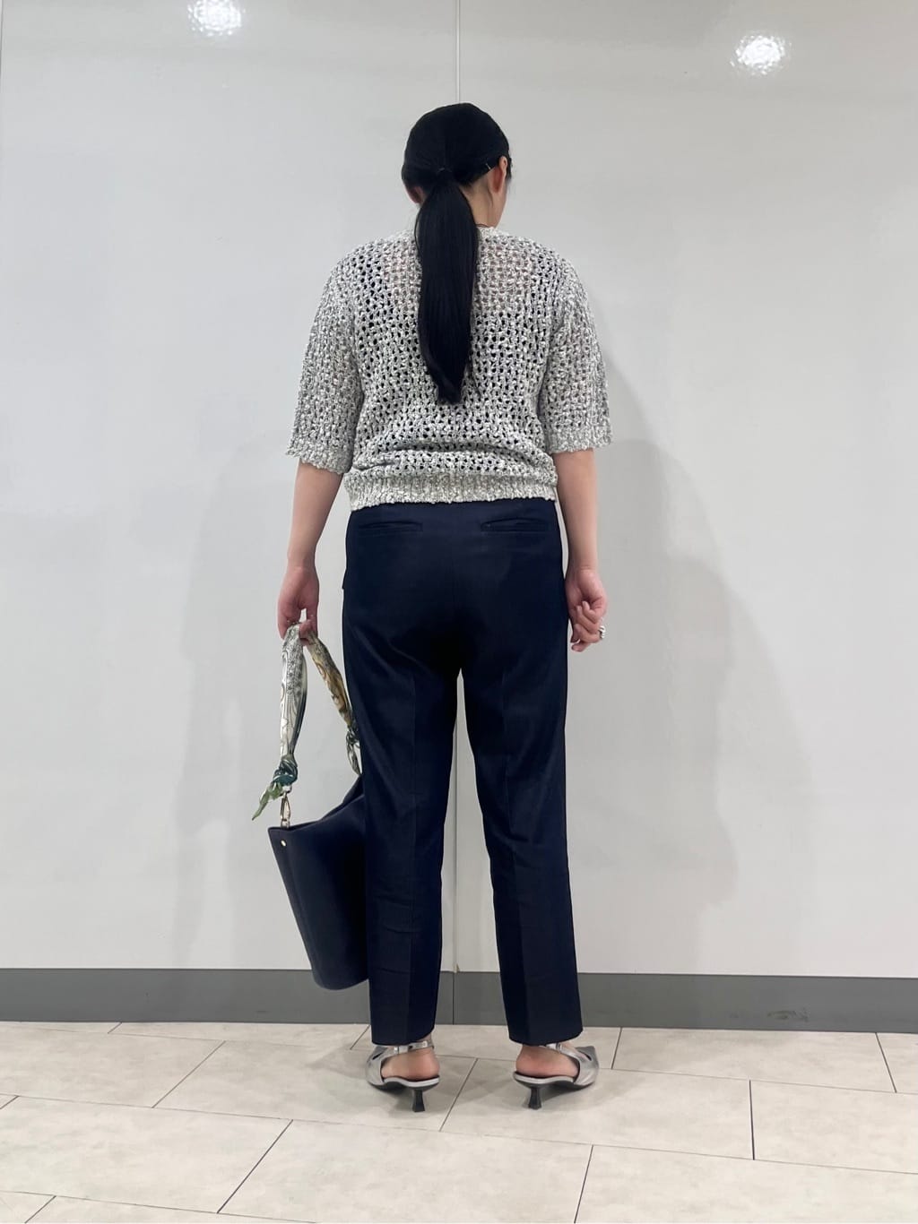 hasuさんの「INDIVI｜【撥水/軽量】ミドル丈 ミニマルトレンチコート」を使ったコーディネート