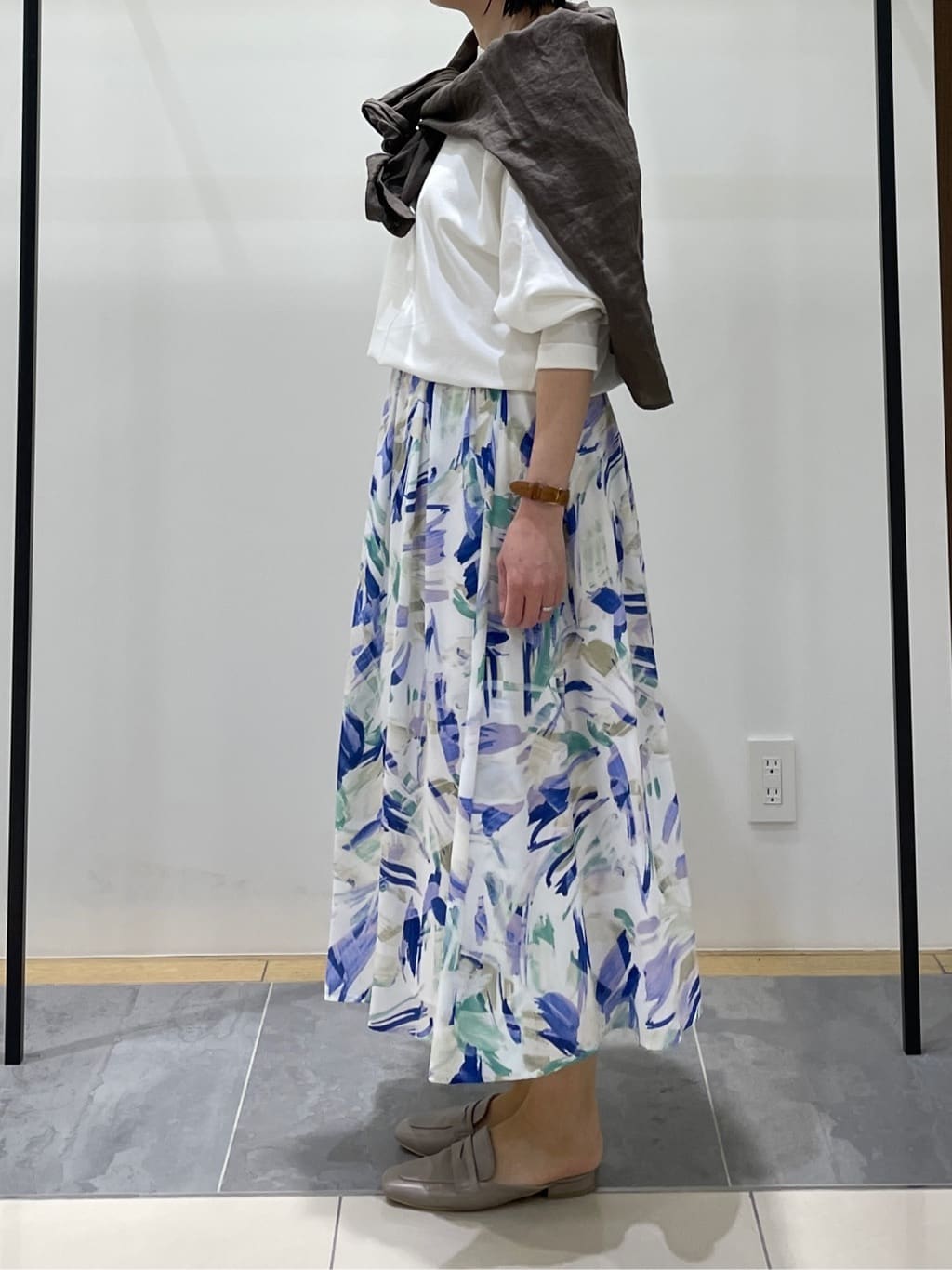 shihoさんの「INDIVI｜【洗える／前後2WAY／アンサンブル可能】ドルマンスリーブカーディガン」を使ったコーディネート