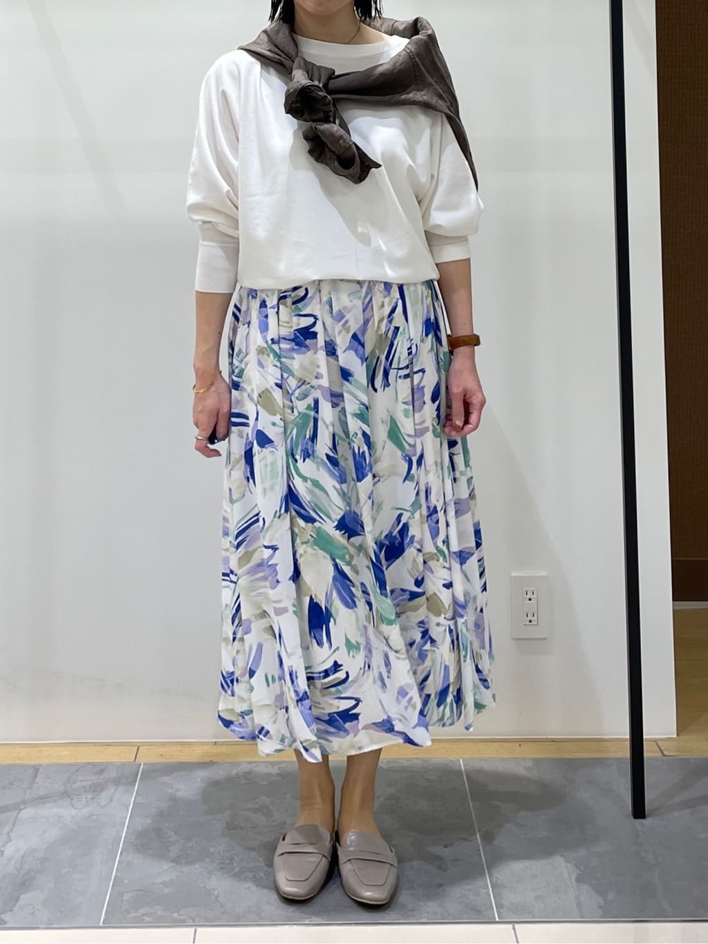 shihoさんの「INDIVI｜【洗える／前後2WAY／アンサンブル可能】ドルマンスリーブカーディガン」を使ったコーディネート