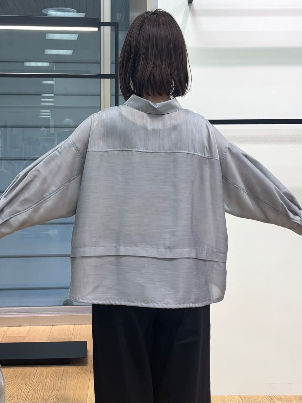 asamiさんの「INDIVI｜【接触冷感／洗える／2WAY】ドロスト付 シアーシャンブレーシャツ」を使ったコーディネート