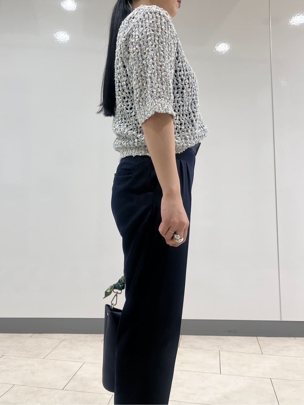 hasuさんの「INDIVI｜【撥水/軽量】ミドル丈 ミニマルトレンチコート」を使ったコーディネート