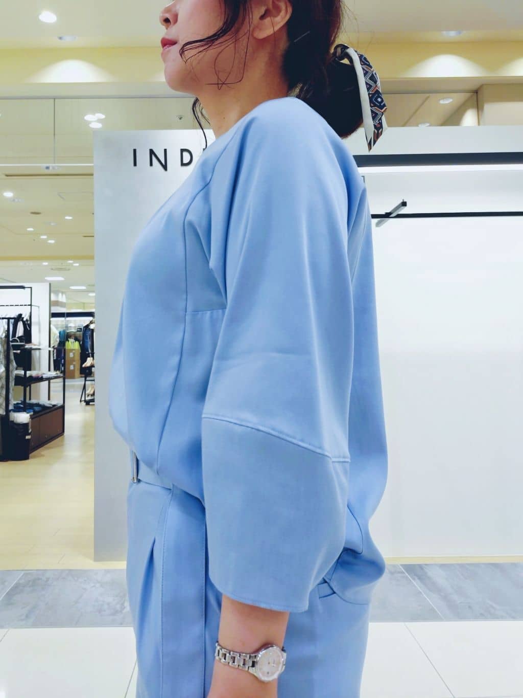 TOMOMIさんの「INDIVI｜【洗える／UVケア／SETUP可能】デニムライク ランタン袖ブラウス」を使ったコーディネート