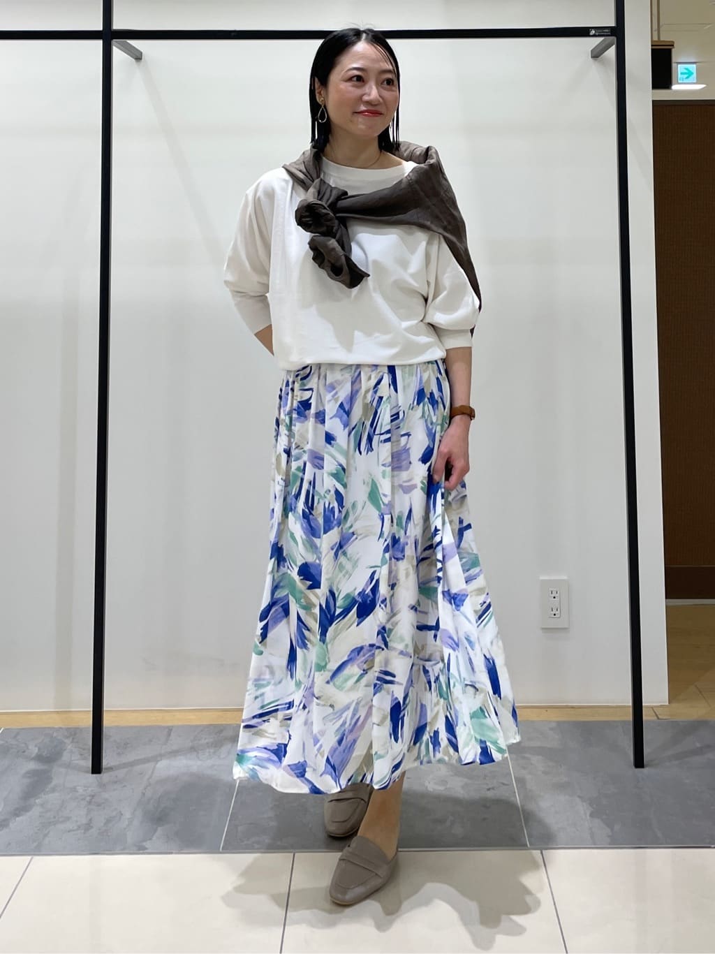 shihoさんの「INDIVI｜【洗える／前後2WAY／アンサンブル可能】ドルマンスリーブカーディガン」を使ったコーディネート