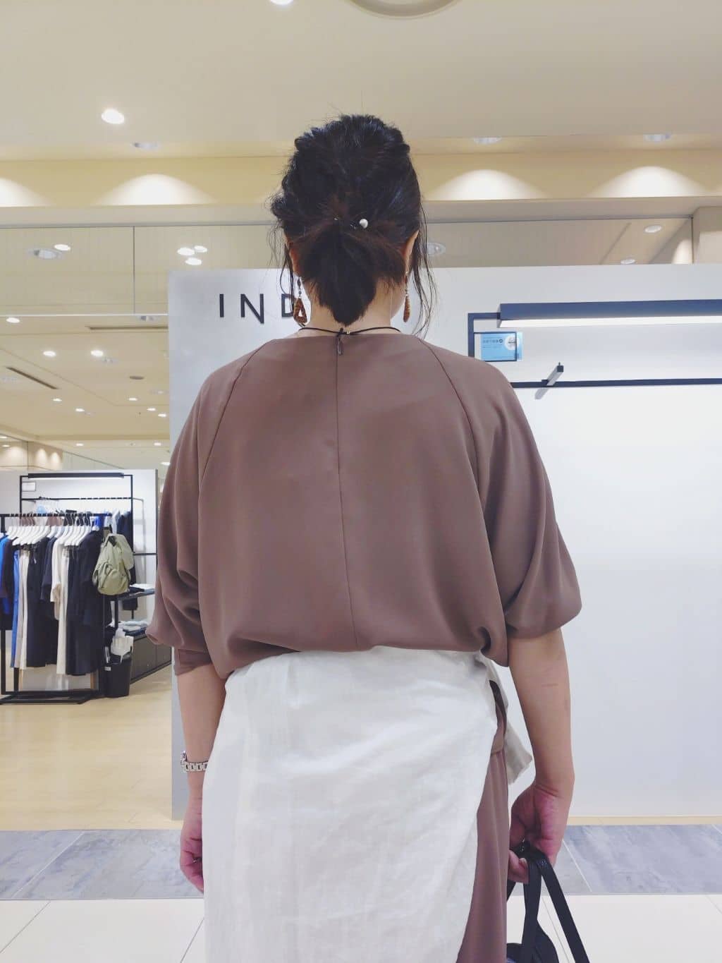 TOMOMIさんの「INDIVI｜【さらに軽く軽快！／着る日傘】ドルマントップス」を使ったコーディネート