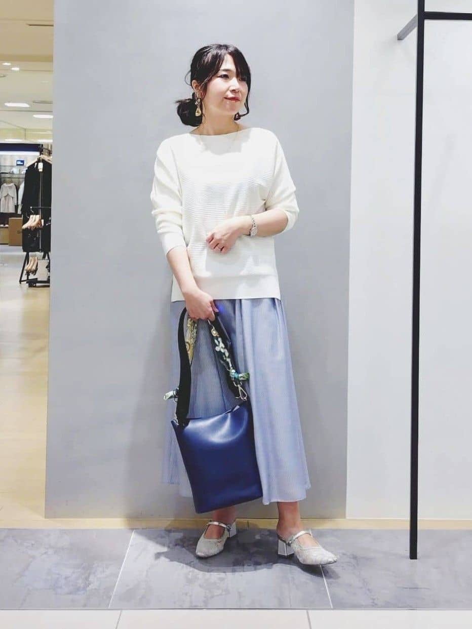 TOMOMIさんの「INDIVI｜【接触冷感／洗える／SETUP可能】シアーシャンブレータックフレアスカート」を使ったコーディネート