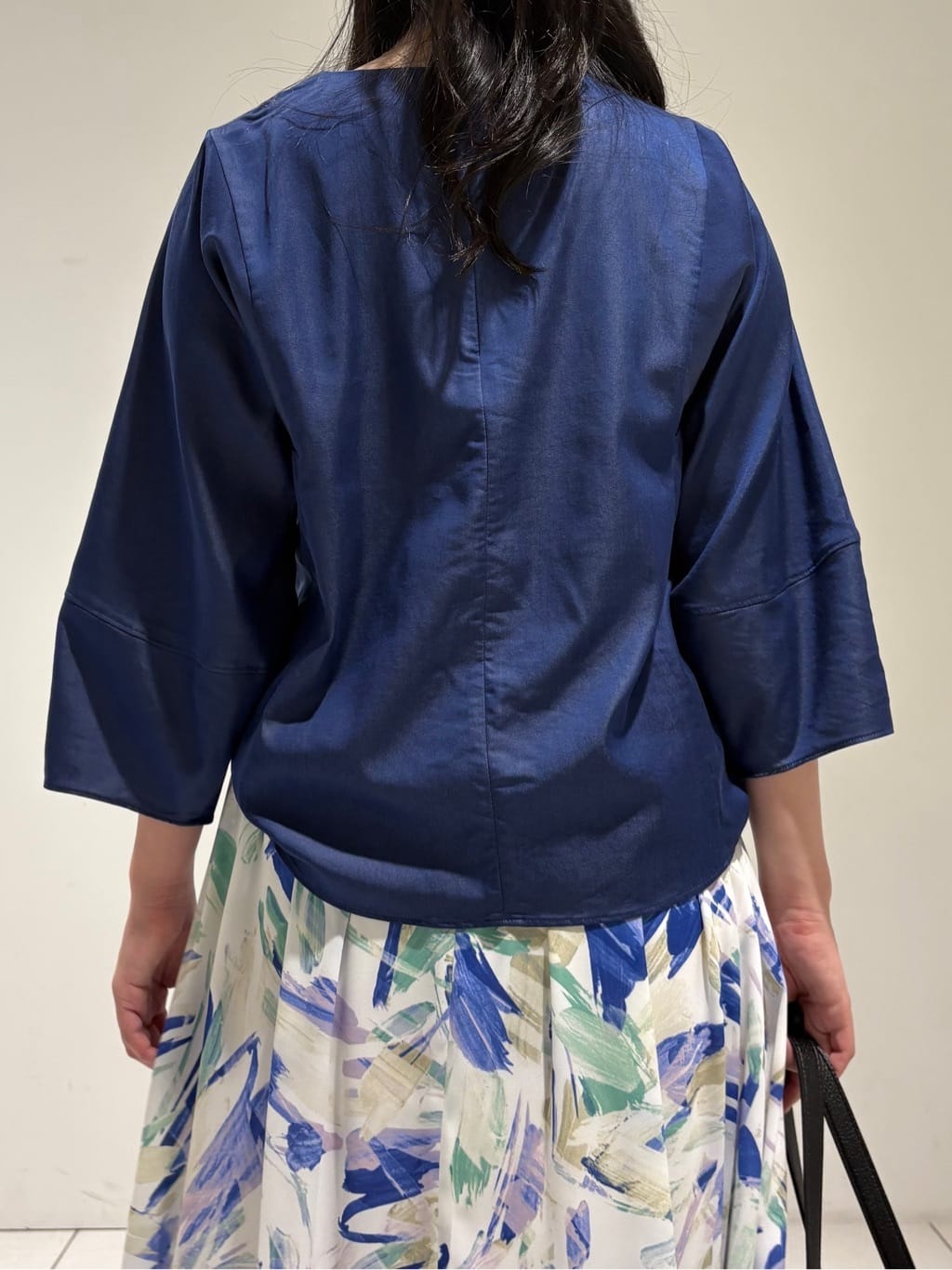 momokoさんの「INDIVI｜【洗える／UVケア／SETUP可能】デニムライク ランタン袖ブラウス」を使ったコーディネート