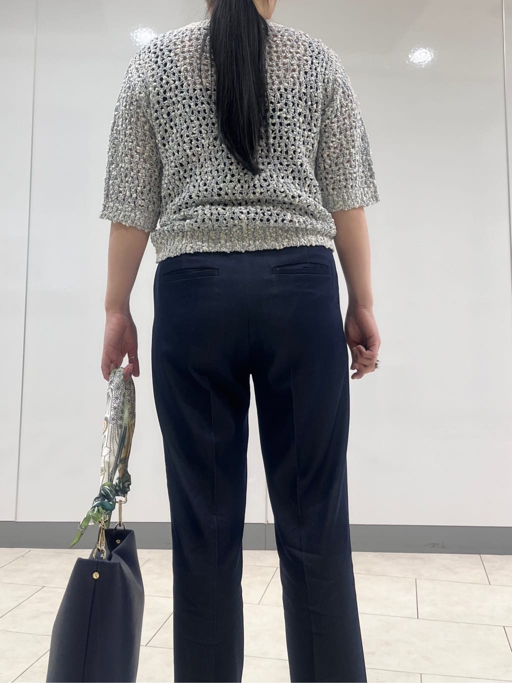 hasuさんの「INDIVI｜【撥水/軽量】ミドル丈 ミニマルトレンチコート」を使ったコーディネート