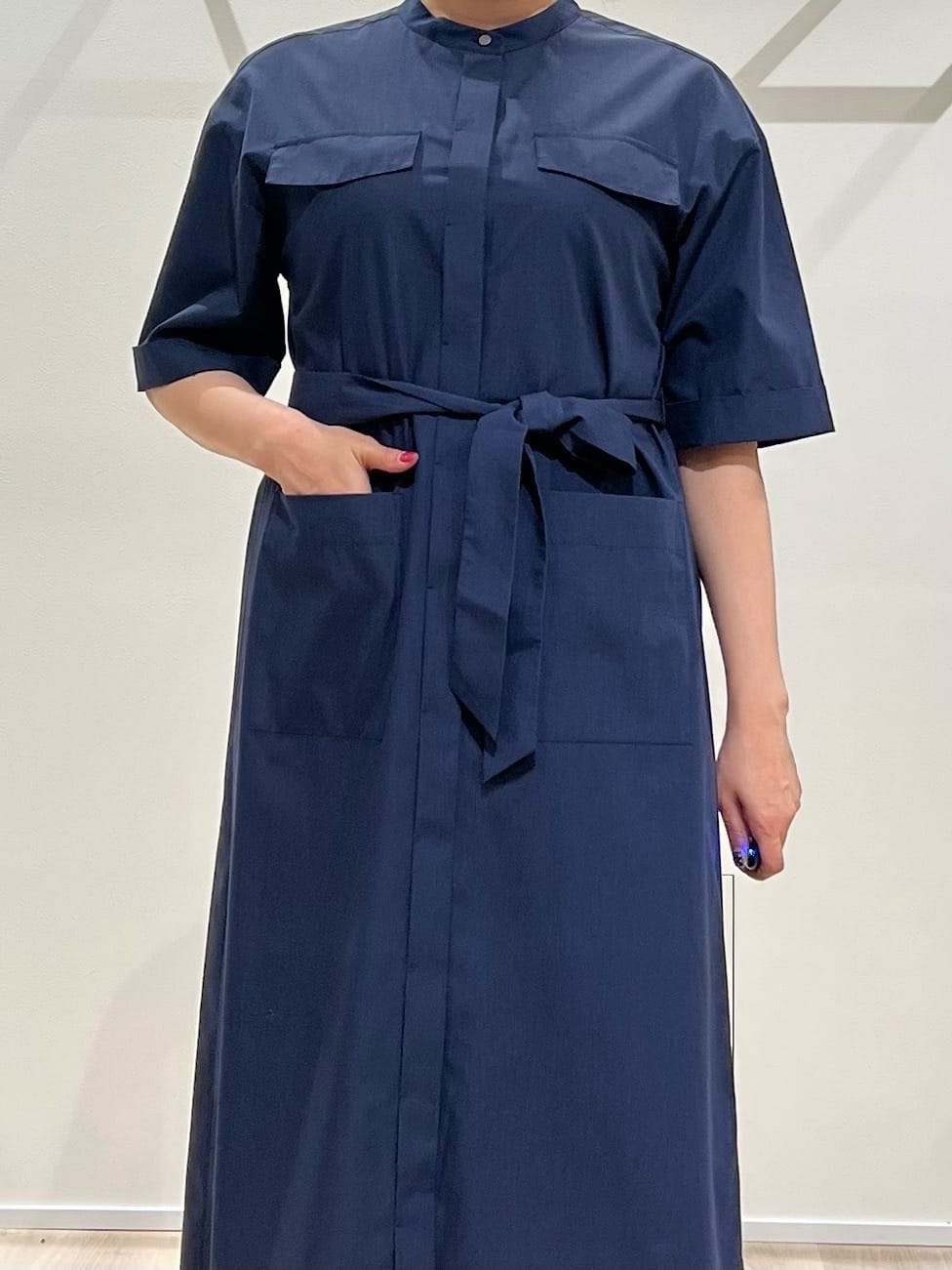 TOMOMIさんの「UNTITLED｜【洗える/前開きボタン】シャンブレーシャツワンピース」を使ったコーディネート