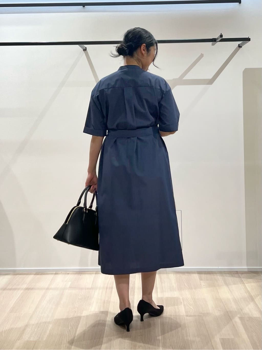 TOMOMIさんの「UNTITLED｜【洗える/前開きボタン】シャンブレーシャツワンピース」を使ったコーディネート