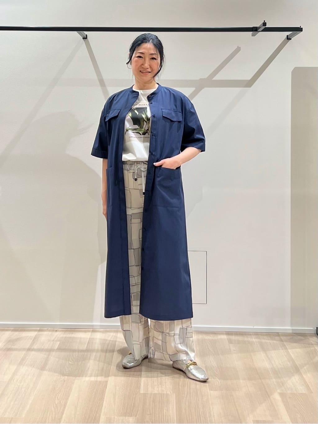 TOMOMIさんの「UNTITLED｜【洗える/前開きボタン】シャンブレーシャツワンピース」を使ったコーディネート