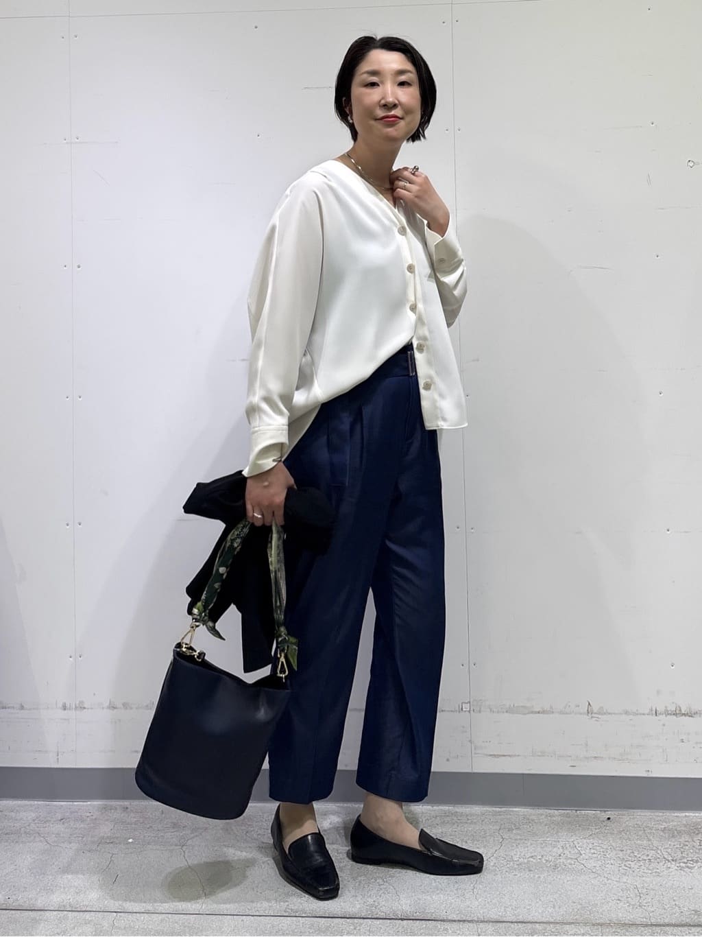 yuriさんの「INDIVI｜【洗える／UVケア／SETUP可能】デニムライクテーパードパンツ」を使ったコーディネート