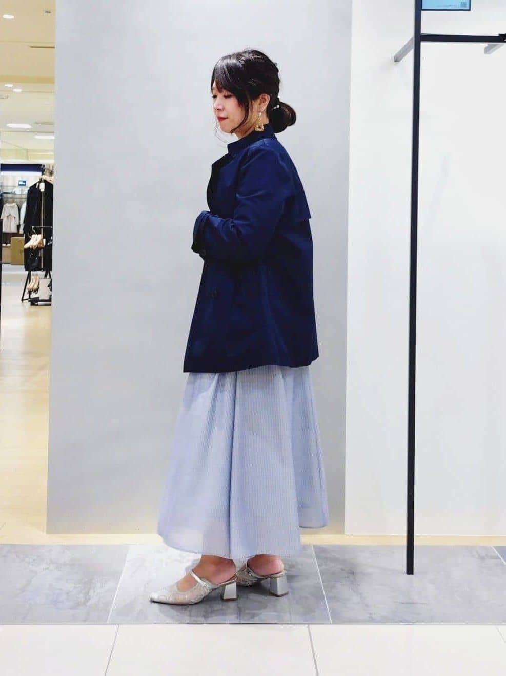 TOMOMIさんの「INDIVI｜【接触冷感／洗える／SETUP可能】シアーシャンブレータックフレアスカート」を使ったコーディネート