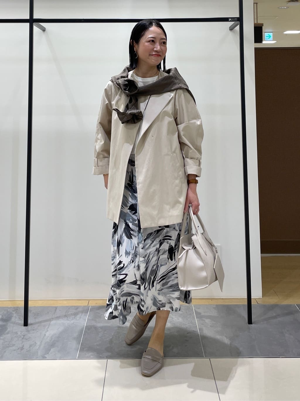 shihoさんの「INDIVI｜【撥水/軽量】ミドル丈 ミニマルトレンチコート」を使ったコーディネート