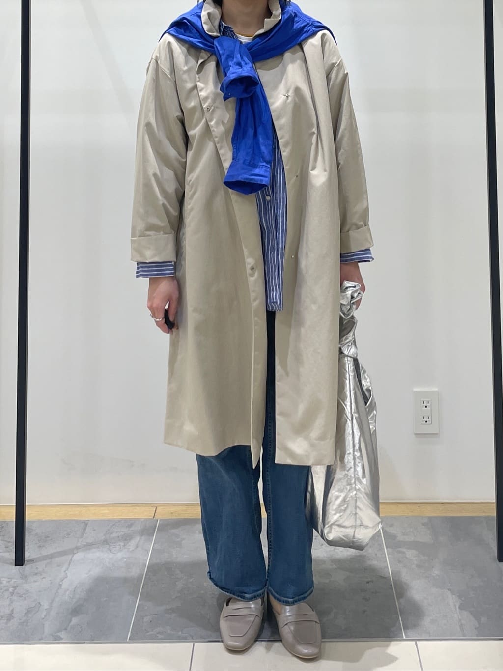 shihoさんの「INDIVI｜【撥水／軽量】ミニマル スタンドカラーコート」を使ったコーディネート