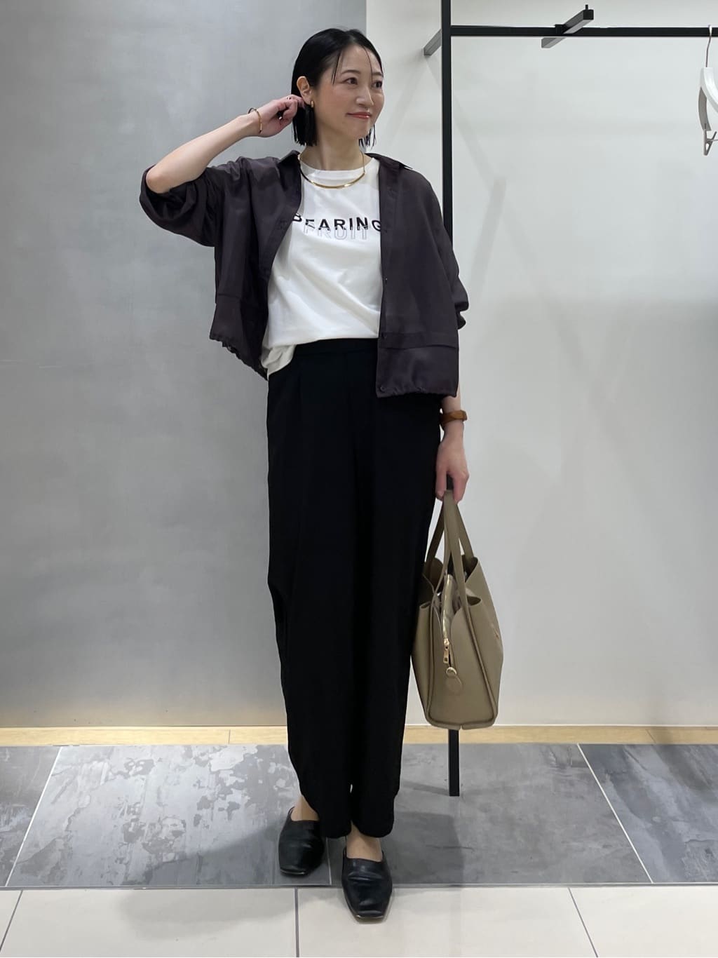 shihoさんの「INDIVI｜【接触冷感／洗える／2WAY】ドロスト付 シアーシャンブレーシャツ」を使ったコーディネート
