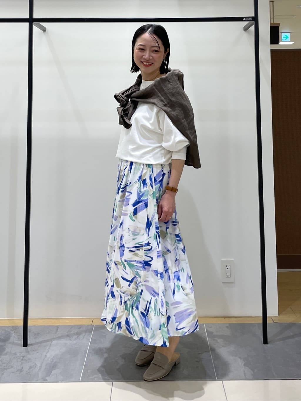 shihoさんの「INDIVI｜【洗える／前後2WAY／アンサンブル可能】ドルマンスリーブカーディガン」を使ったコーディネート