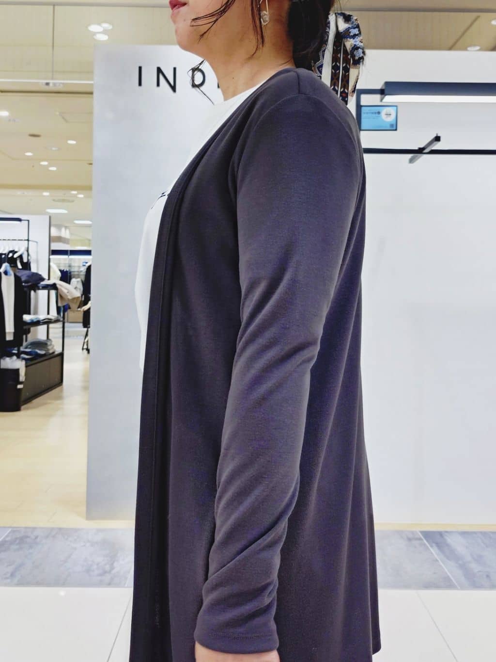 TOMOMIさんの「INDIVI｜【褒められパンツ／高ストレッチ】タックテーパードパンツ」を使ったコーディネート