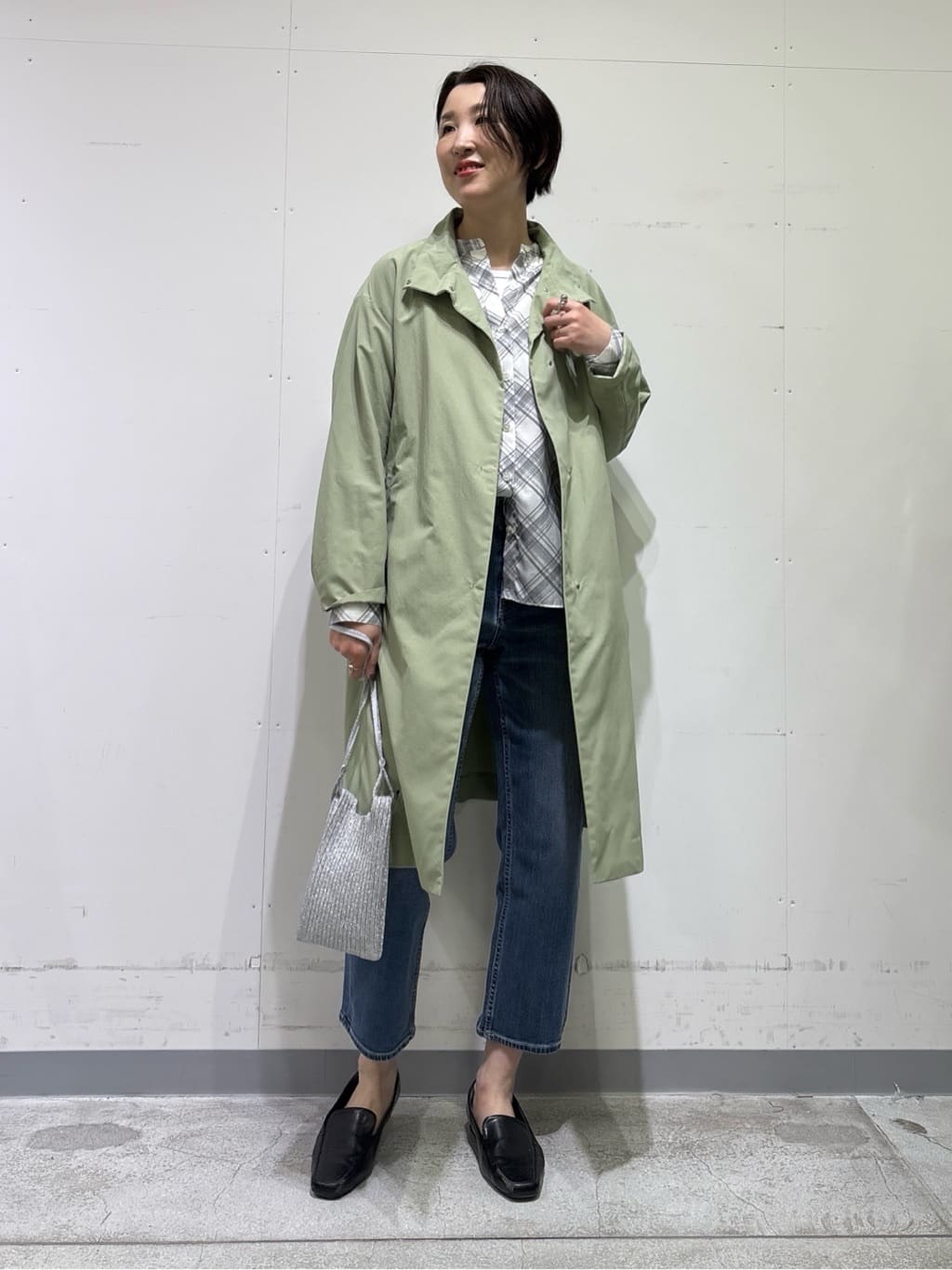 yuriさんの「INDIVI｜【撥水／軽量】ミニマル スタンドカラーコート」を使ったコーディネート